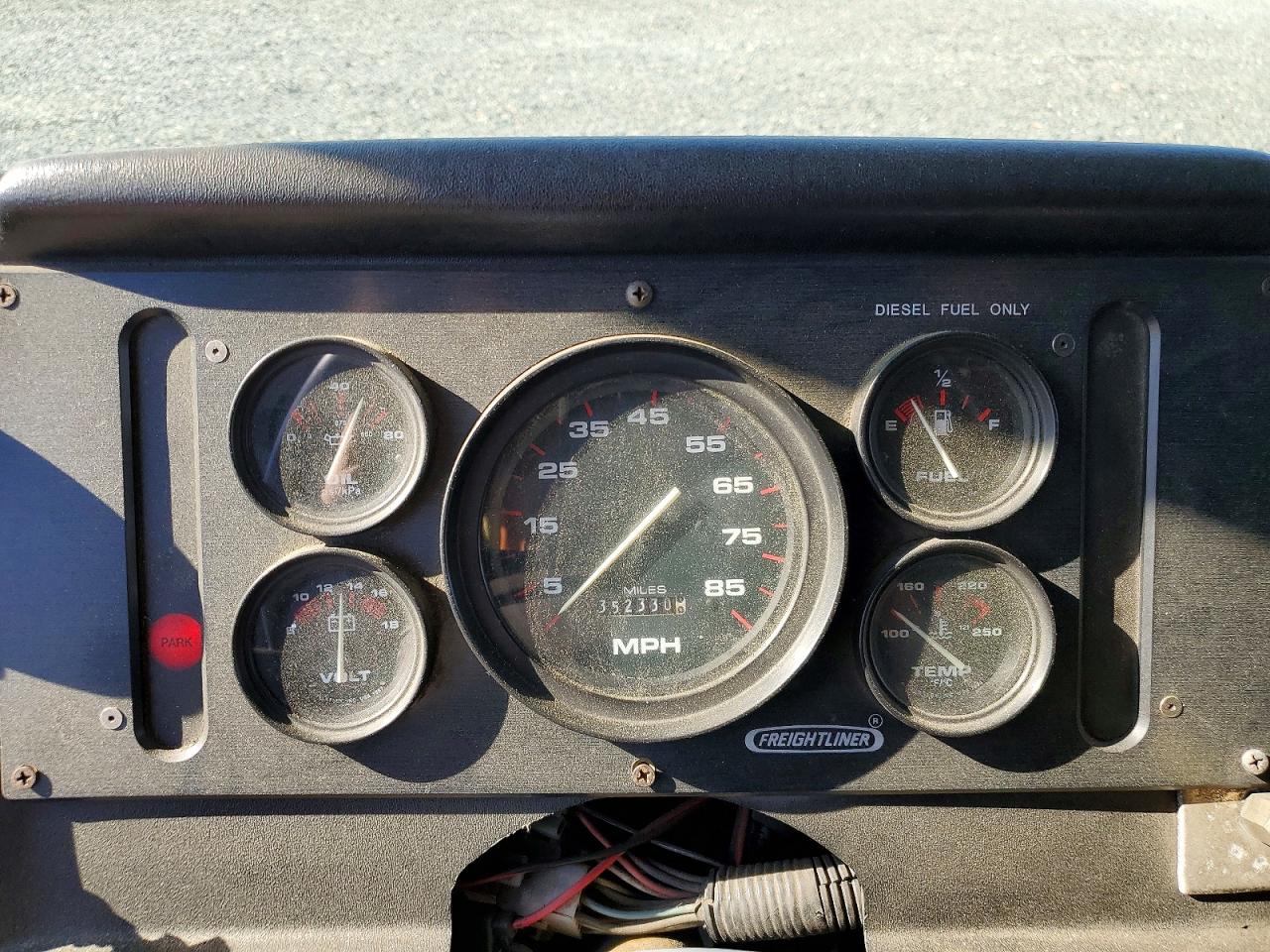 1999 FREIGHTLINER All models VIN 4UZA5FFC0XCB81957 photo 9
