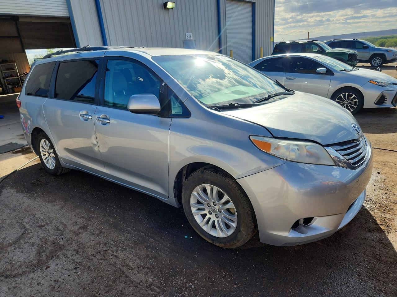 2015 Sienna VIN 5TDYK3DC5FS678168 photo 4