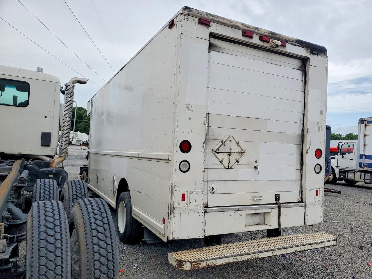 2000 FREIGHTLINER All other VIN 4UZA5FAC2YCG64049 photo 2