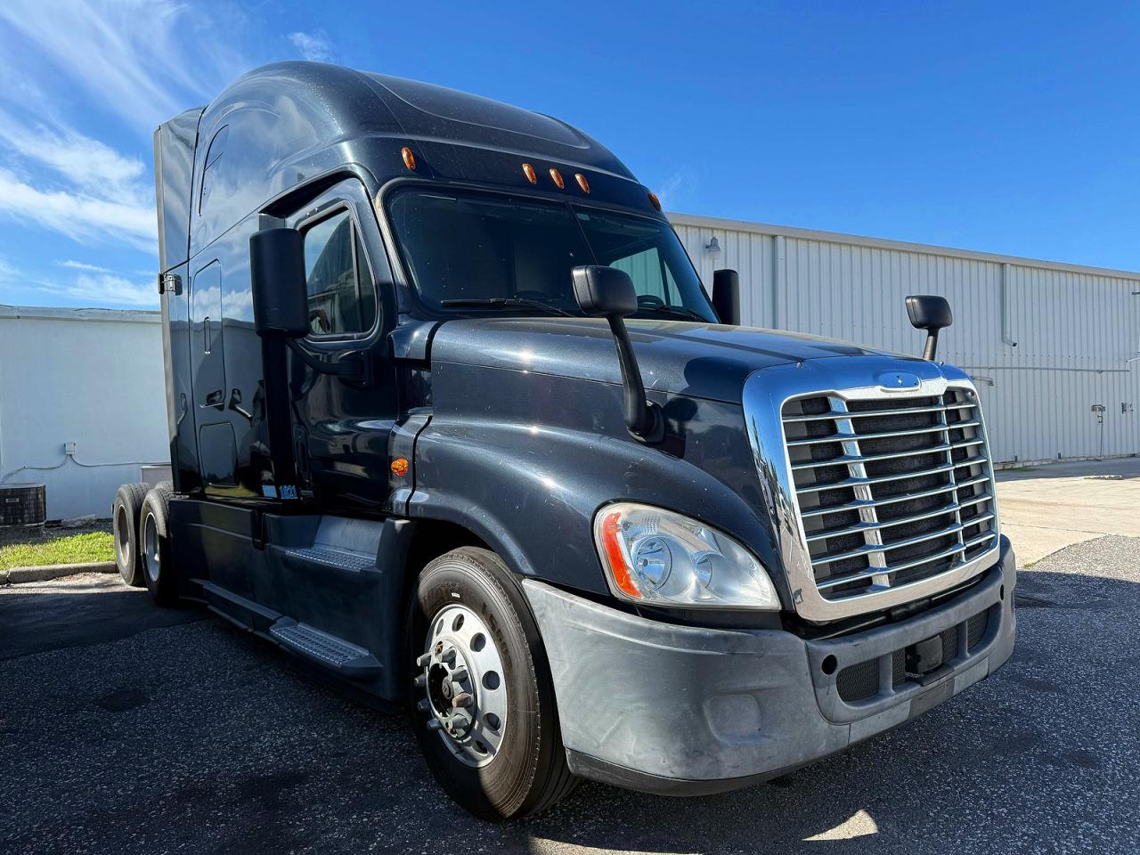 2018 FREIGHTLINER All other VIN 1FUJGLDR6JLHF2531 photo 1