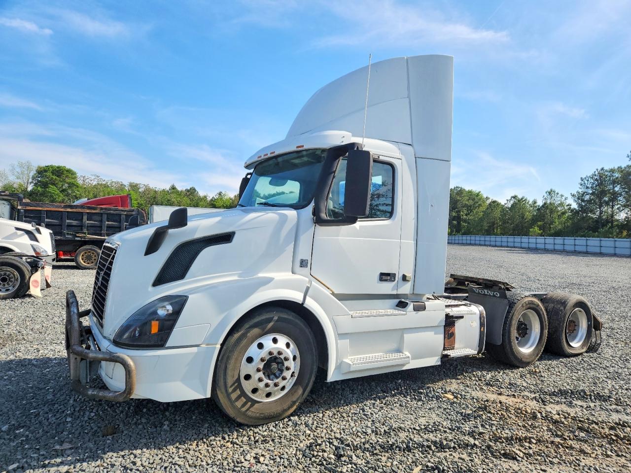 2016 Volvo Vn VIN 4V4NC9EH6GN948761 photo 2