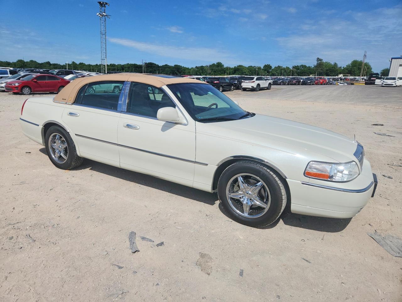 2004 LINCOLN Towncar VIN 1LNHM83W94Y676777 photo 4
