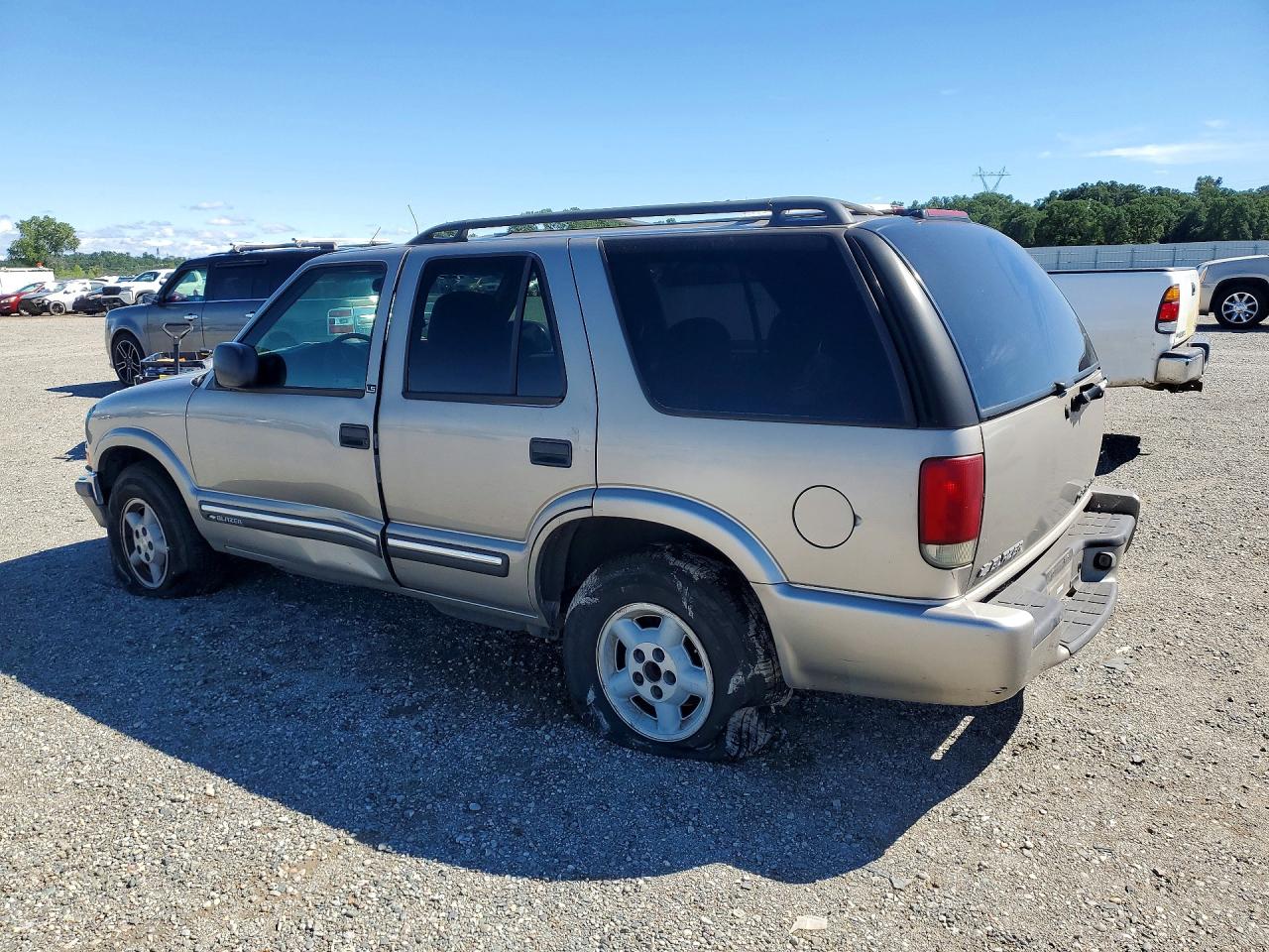 2000 CHEV Blazer VIN 1GNDT13W7YK207801 photo 2