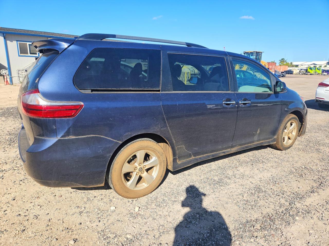 2020 Toyota Sienna VIN 5TDKZ3DCXLS062561 photo 3