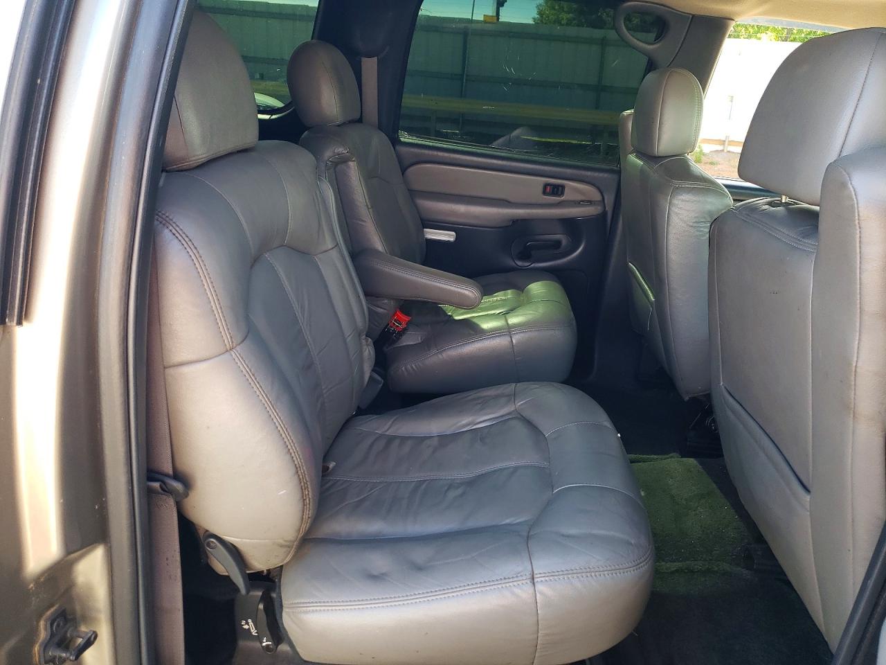 2002 Chevrolet Suburban VIN 3GNFK16Z22G335833 photo 11