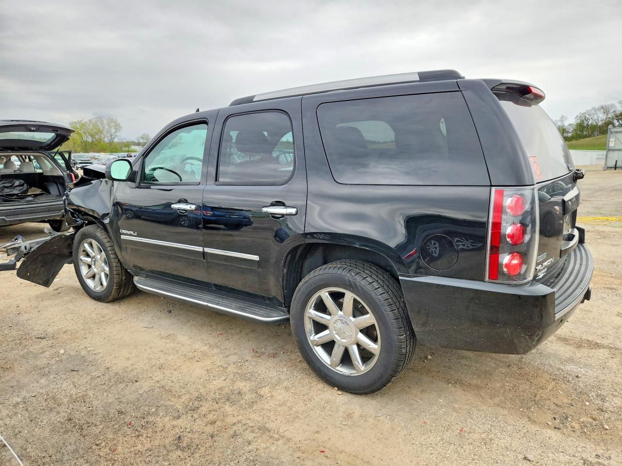 2011 GMC Yukon VIN 1GKS2EEFXBR365589 photo 2