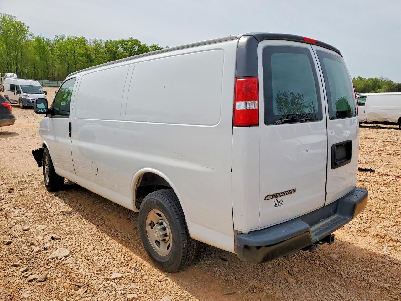 2017 CHEV Express VIN 1GCWGAFF5H1346431 photo 2