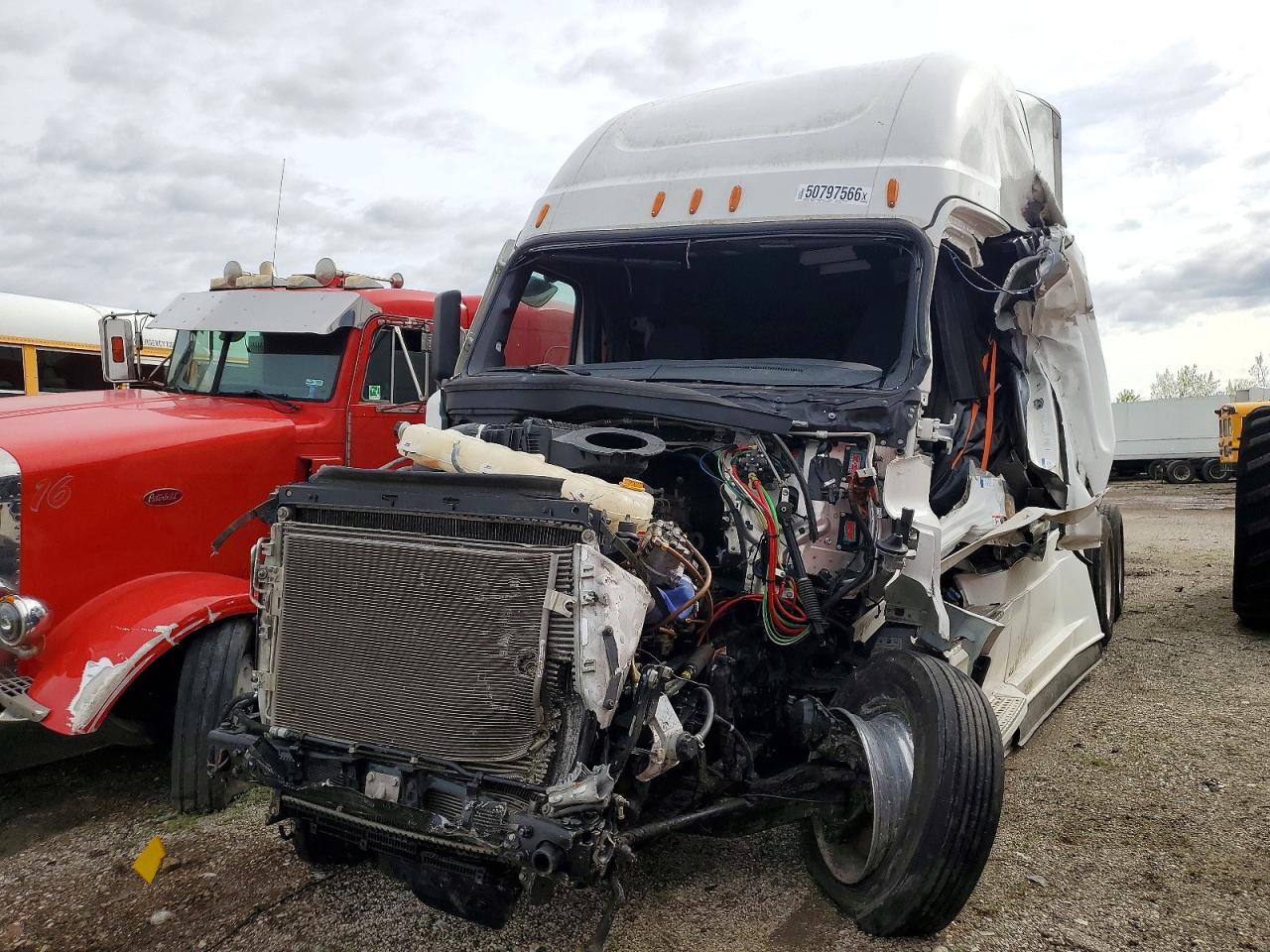 2026 FREIGHTLINER All other VIN 3AKJHHDR1TSWP7286 photo 2