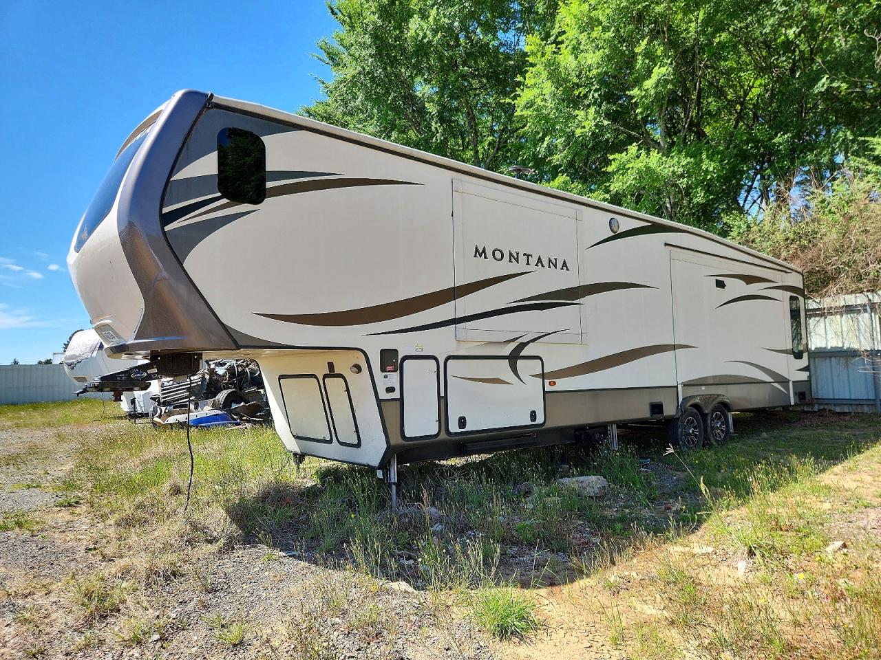 2018 KEYSTONE Montana VIN 4YDF39221J4700122 photo 2