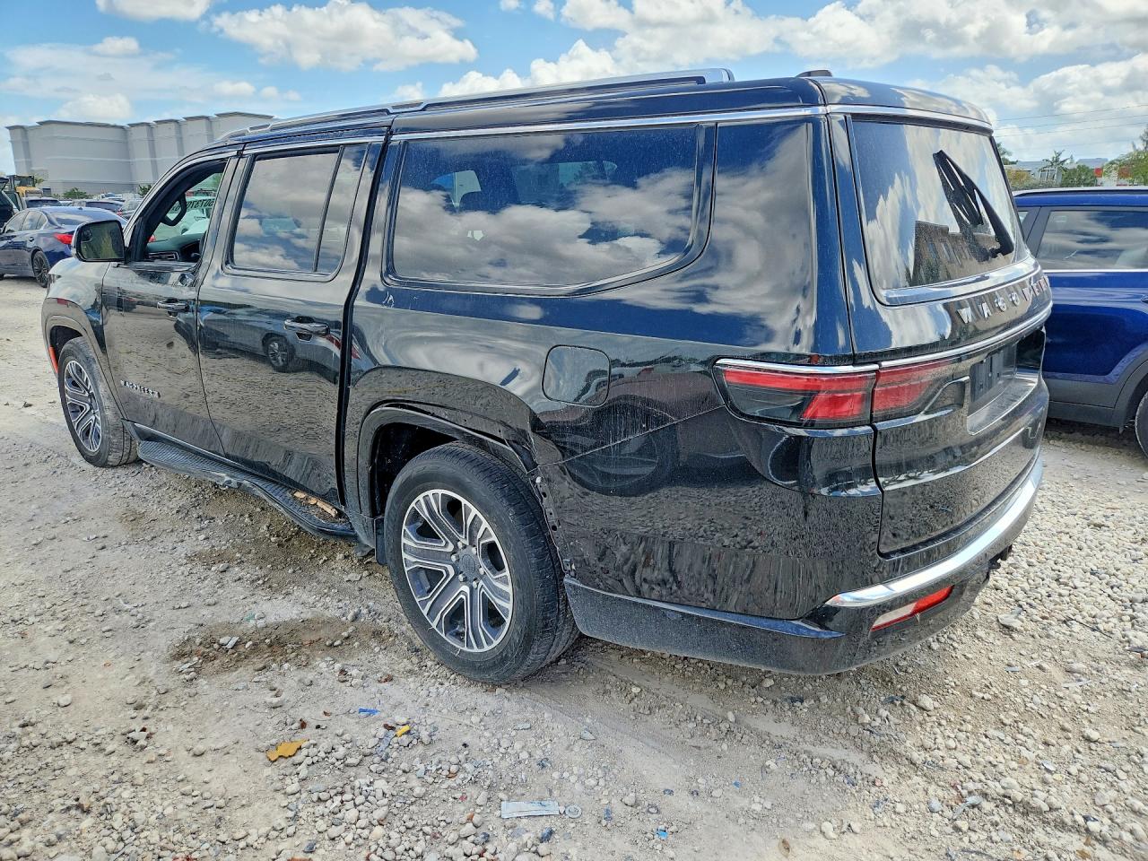 2024 Jeep Wagoneer VIN 1C4SJSBP8RS104961 photo 2