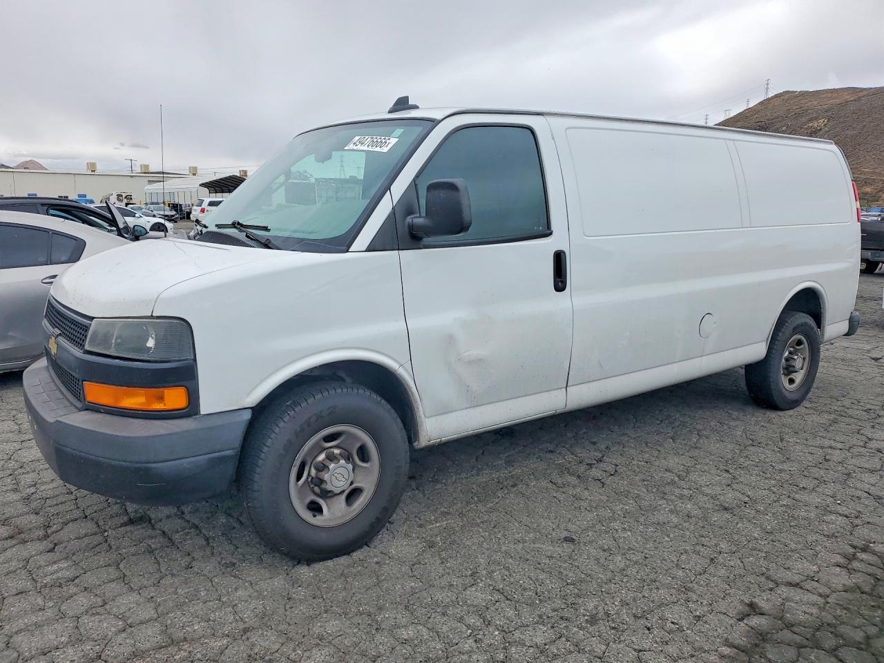 2018 CHEV Express VIN 1GCWGBFP6J1253924 photo 1