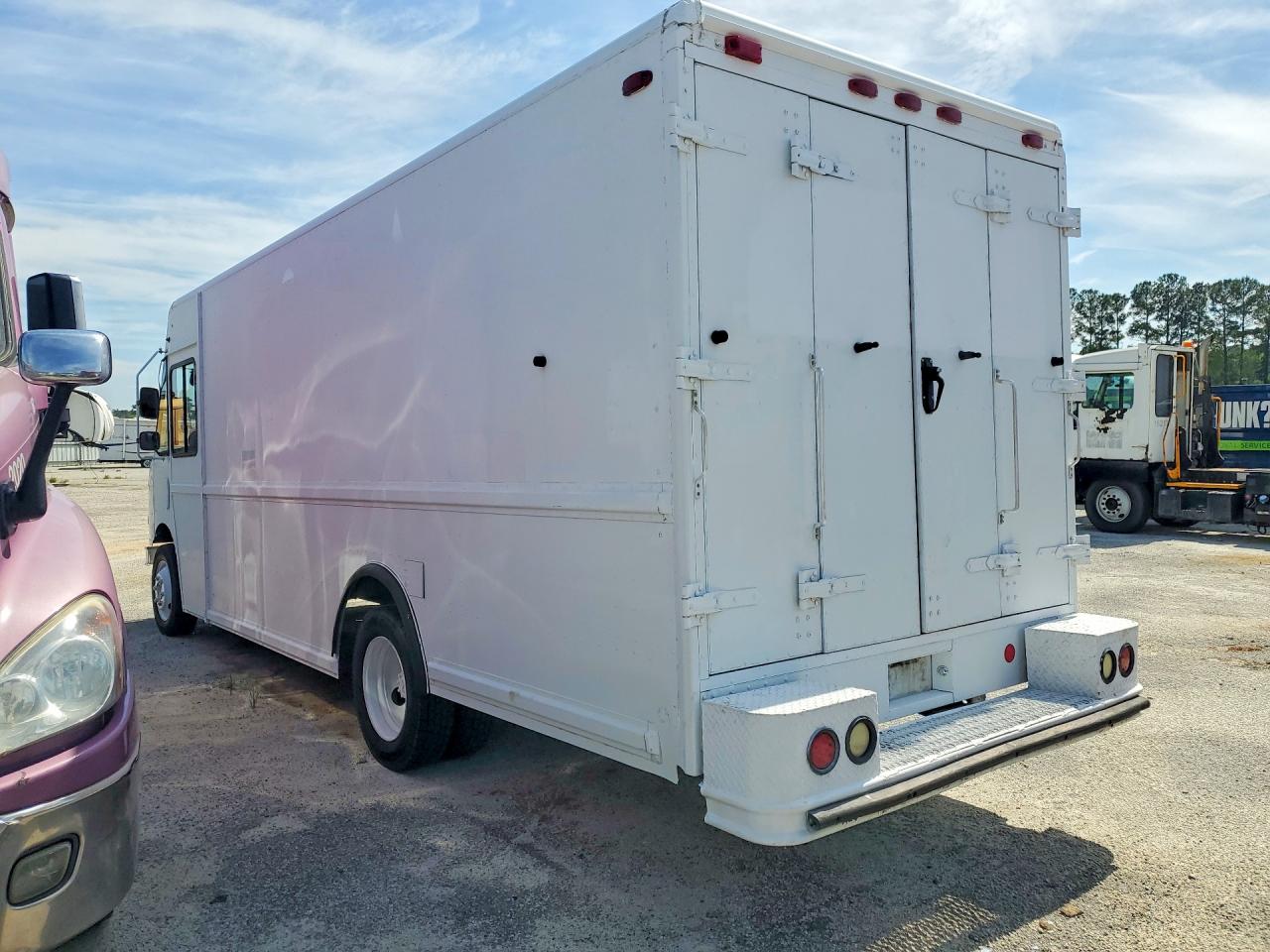 1999 FREIGHTLINER All models VIN 4UZA4FA47XCA64153 photo 2