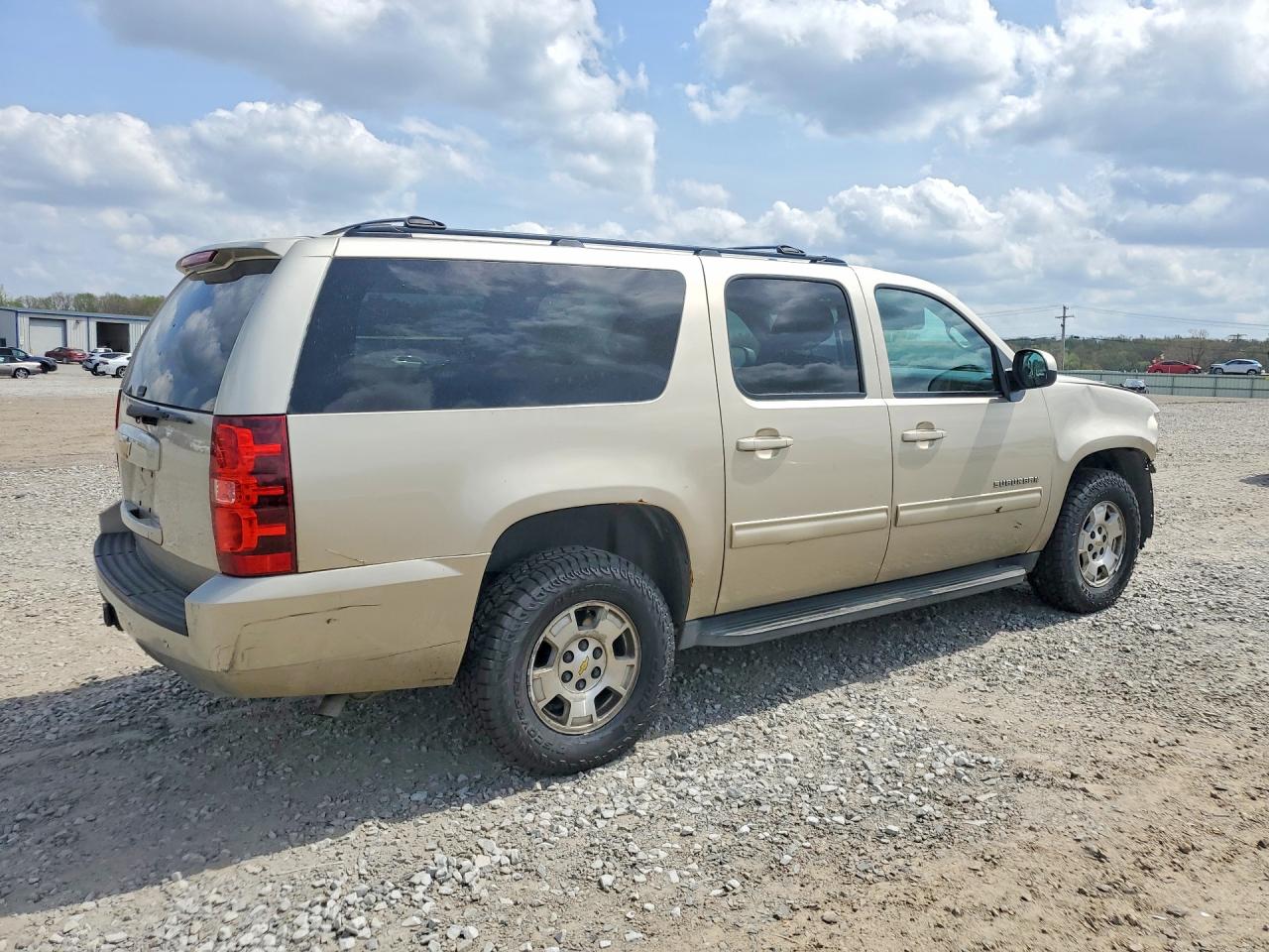 2013 Chevrolet Suburban VIN 1GNSKJE76DR129562 photo 3