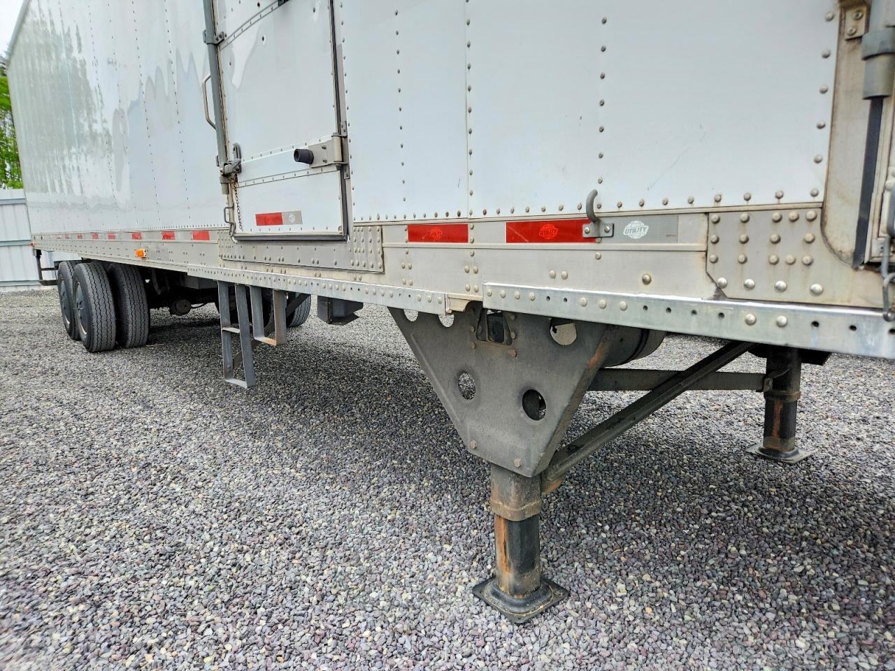 2015 UTILITY All models VIN 1UYVS2485FM408332 photo 9