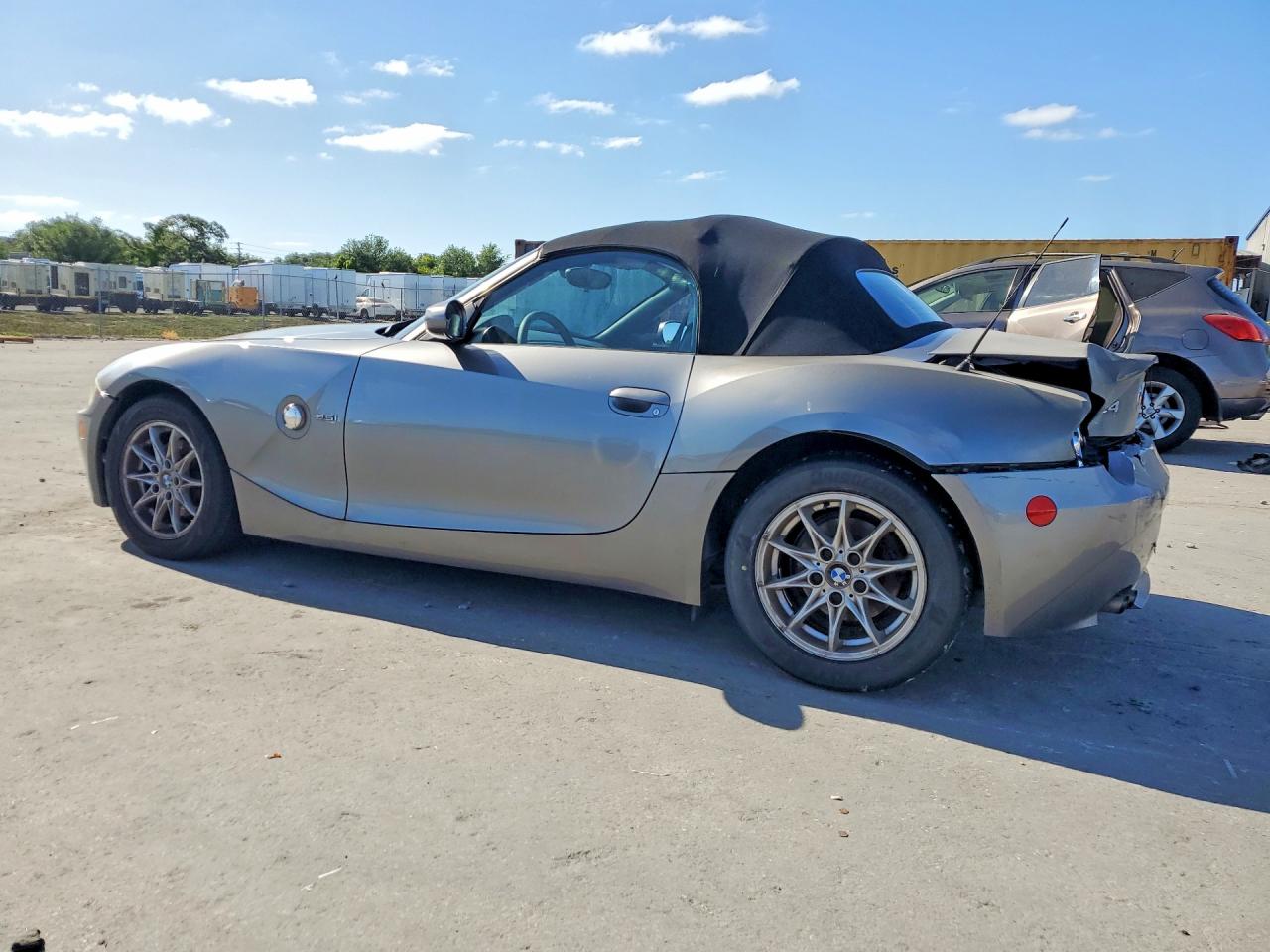 2005 BMW Z4 VIN 4USBT33525LS53572 photo 2