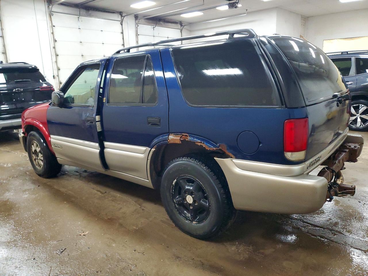 1999 GMC Jimmy VIN 1GKDT13W3X2557793 photo 2