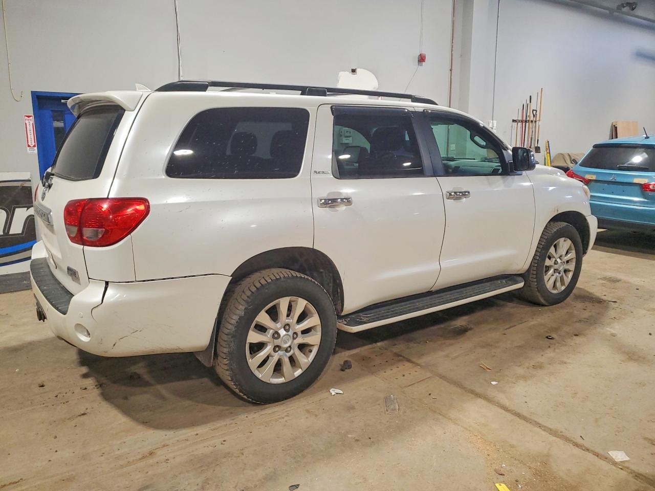 2012 Toyota Sequoia VIN 5TDDY5G1XCS059340 photo 3