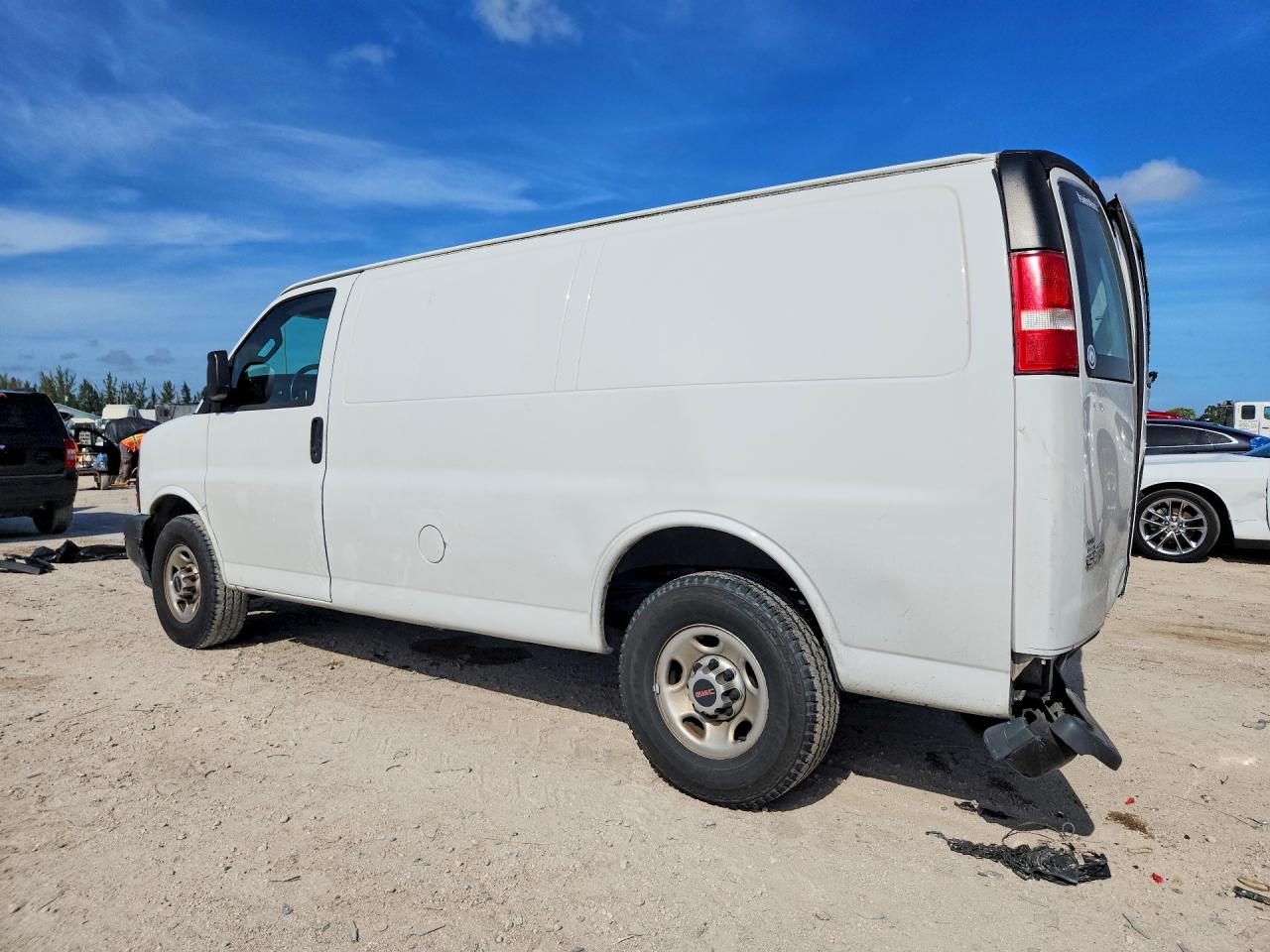 2019 GMC Savana VIN 1GTW7AFG7K1191042 photo 2