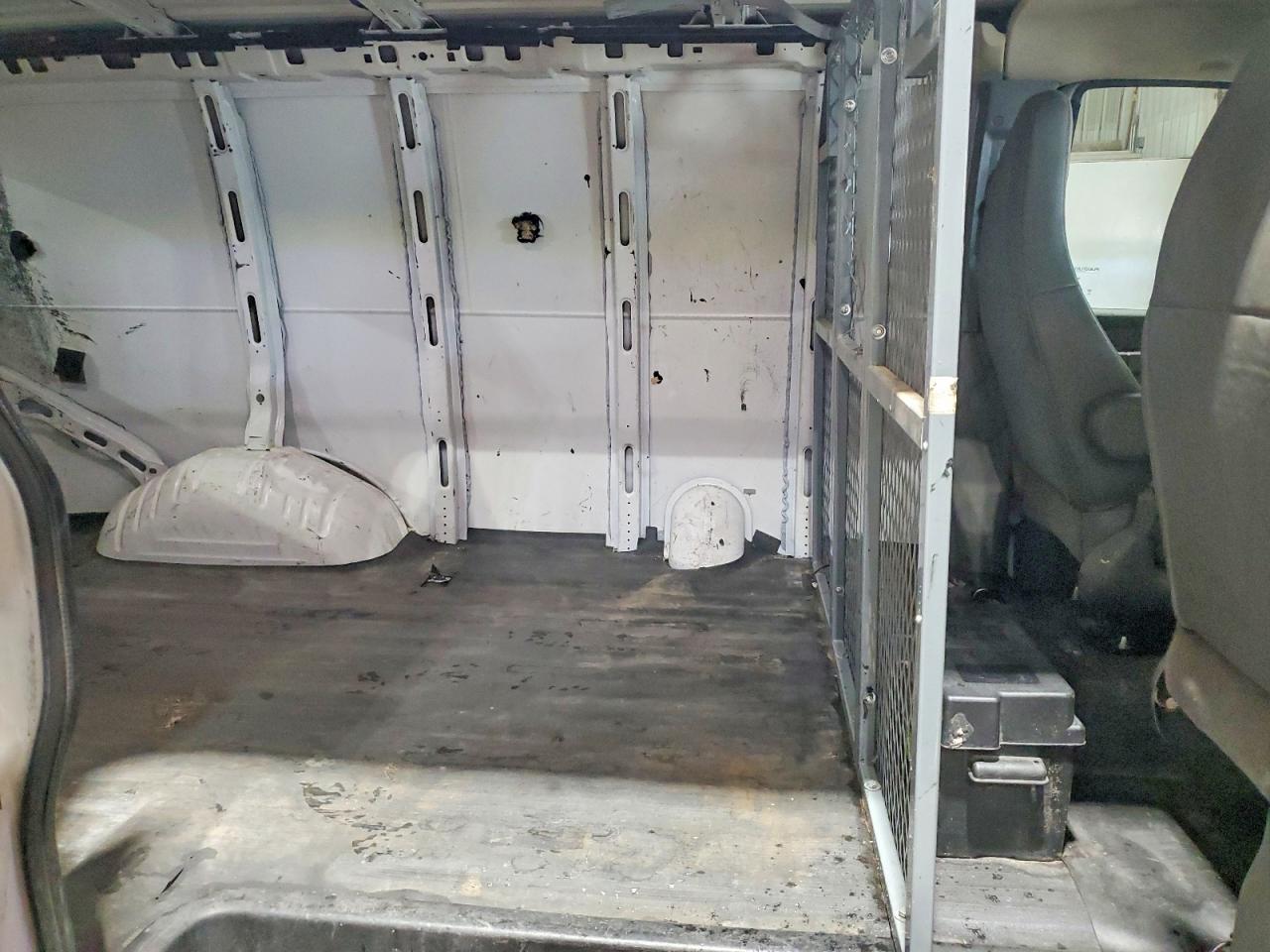2018 Chevrolet Express VIN 1GCWGAFG1J1341404 photo 11