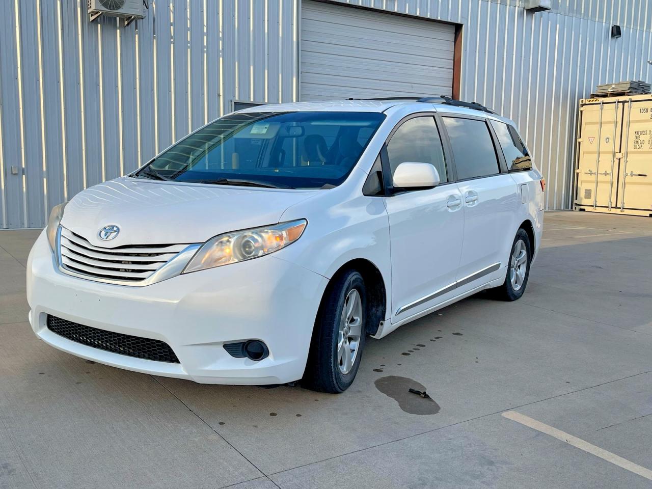 2015 Toyota Sienna VIN 5TDKK3DC3FS547083 photo 2