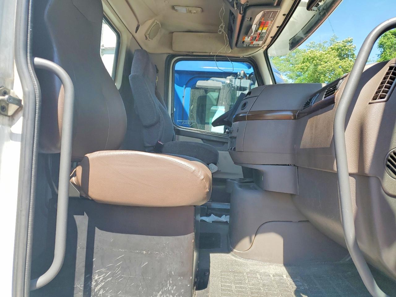 2017 Volvo Vn VIN 4V4N39TG3HN988064 photo 5