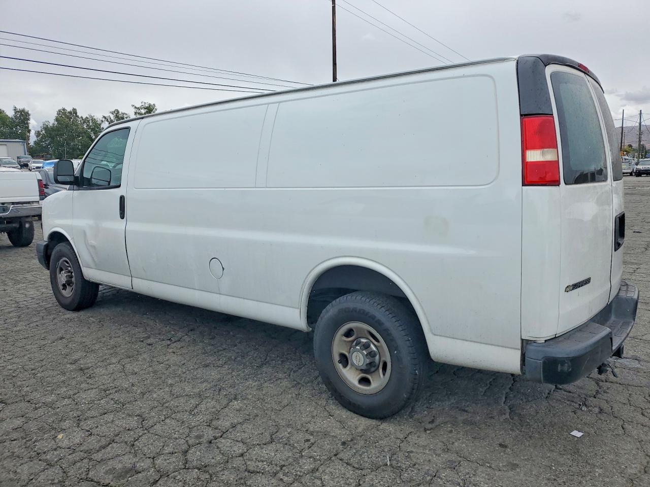 2018 CHEV Express VIN 1GCWGBFP6J1253924 photo 2