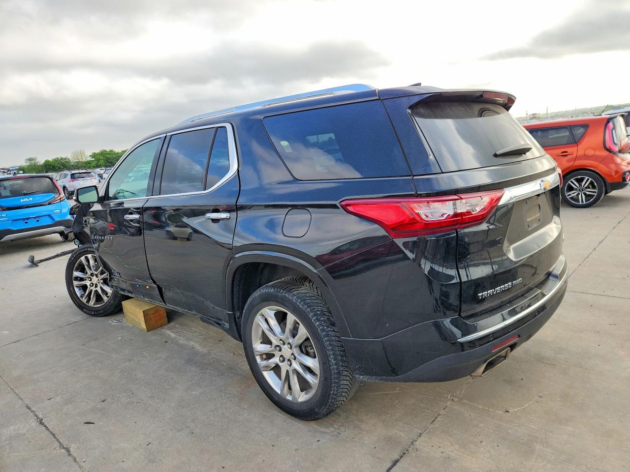 2018 Chevrolet Traverse VIN 1GNEVKKW4JJ109391 photo 2
