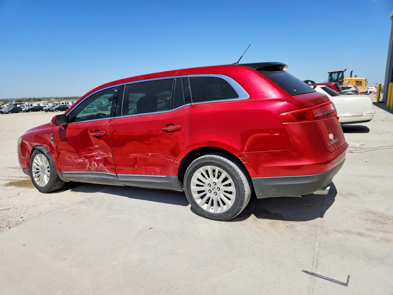 2011 Lincoln Mkt VIN 2LMHJ5FR3BBJ54142 photo 2