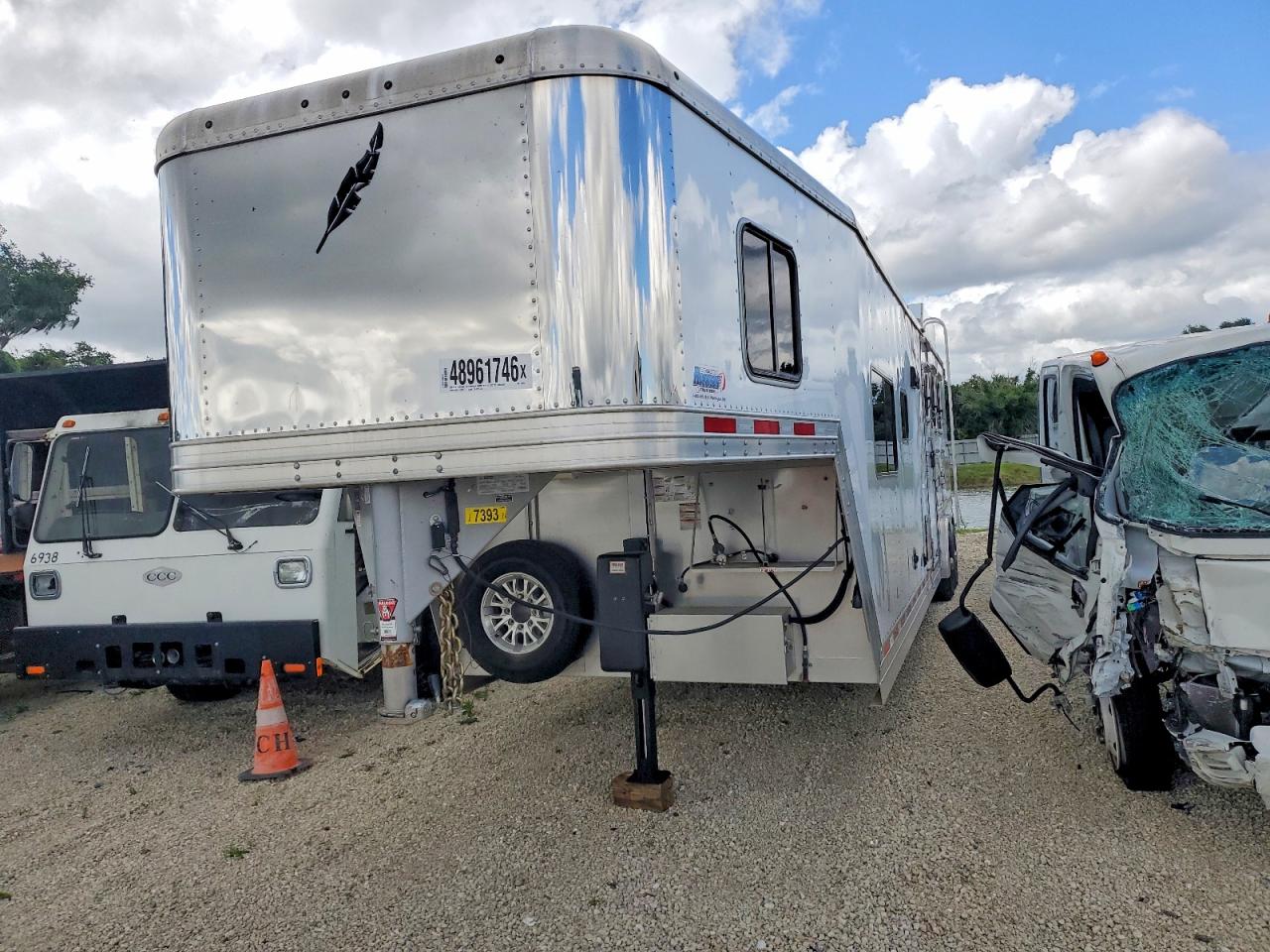 2020 FEATHERLITE 28' horse VIN 4FGB12828LC151978 photo 2