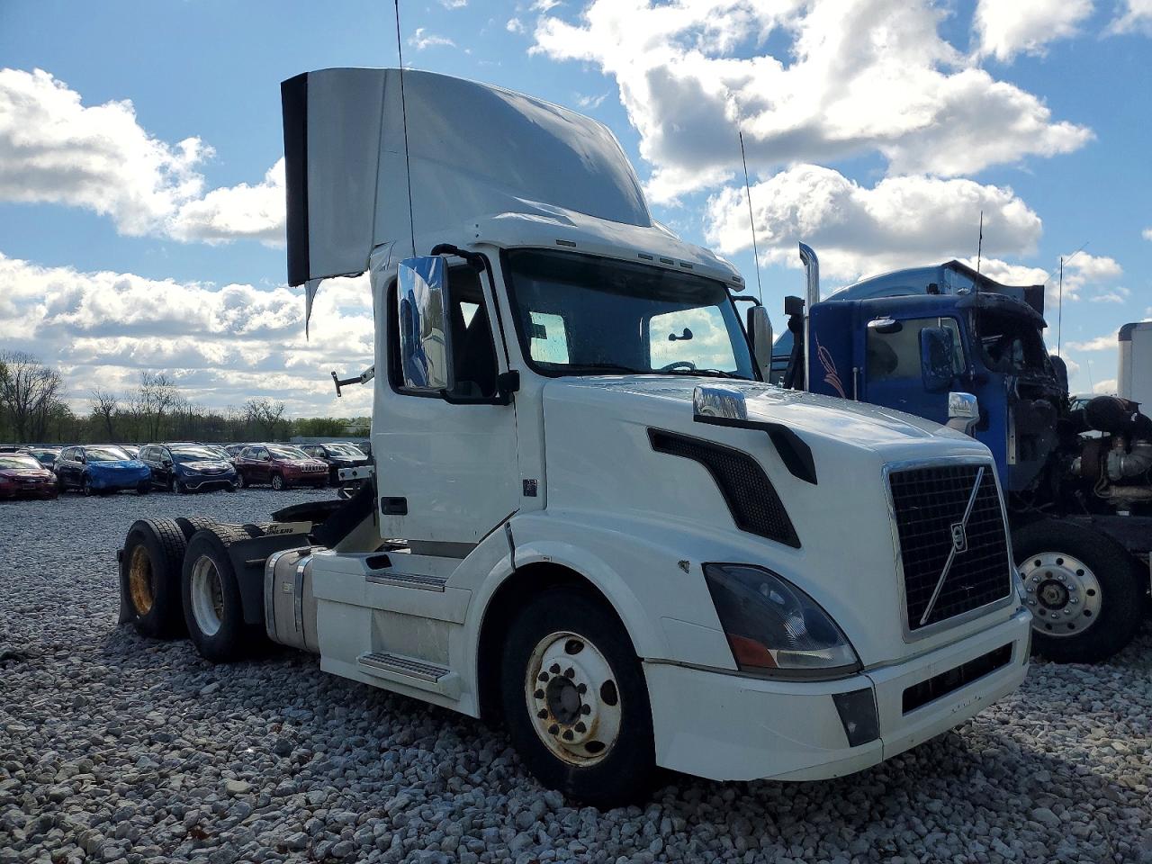 2017 Volvo Vn VIN 4V4NC9EG1HN985628 photo 1
