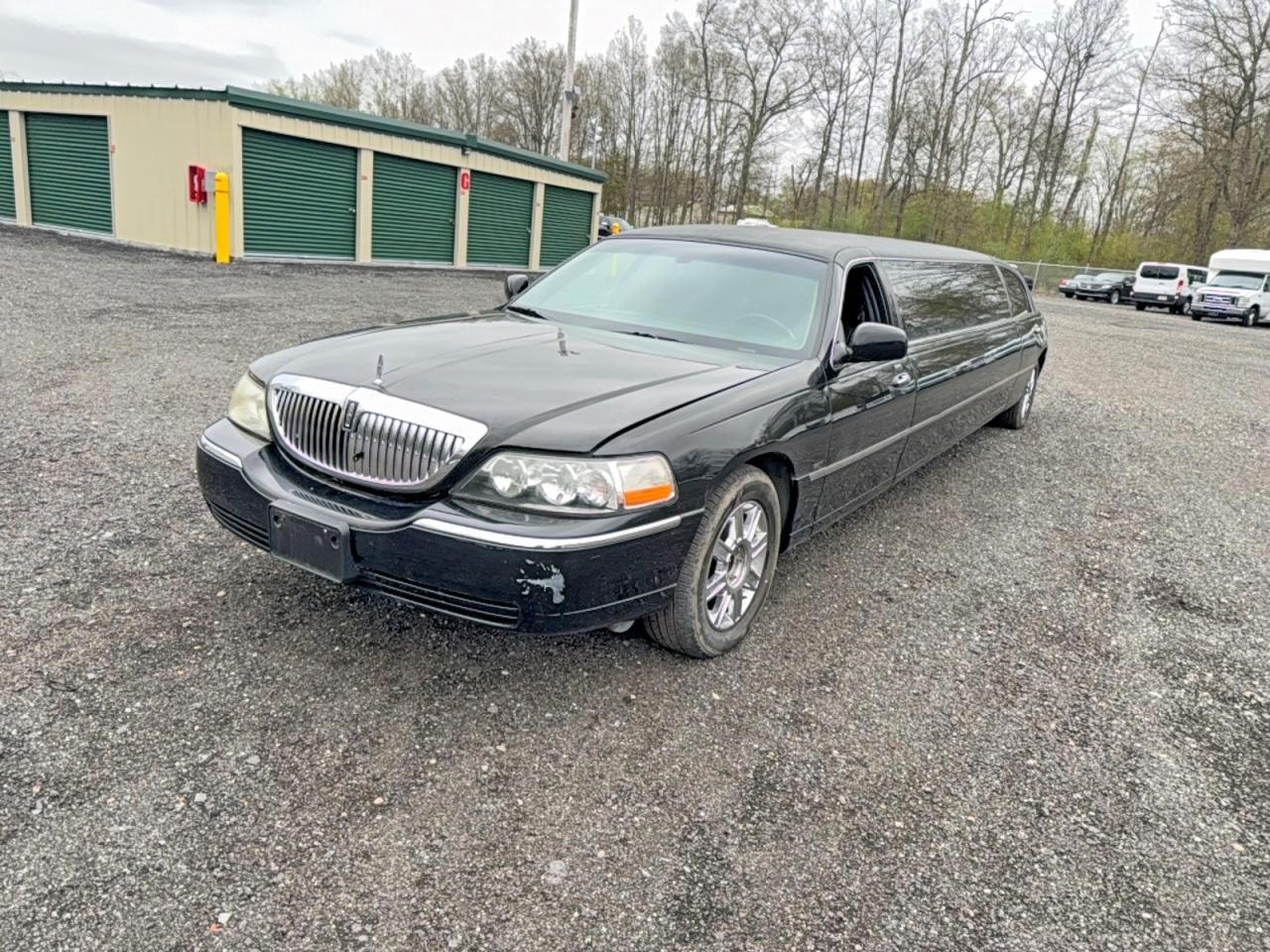 2007 Lincoln Towncar VIN 1L1FM88W87Y628418 photo 2