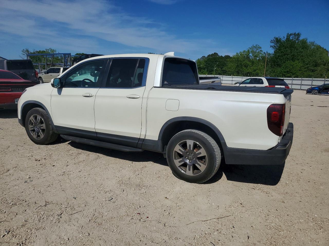 2017 Honda Ridgeline VIN 5FPYK3F67HB039361 photo 2