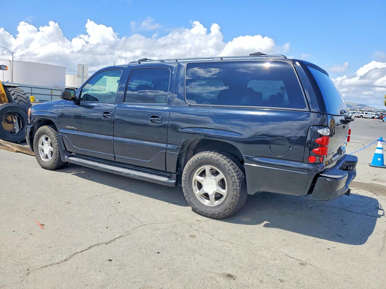 2005 GMC Yukon VIN 1GKFK66U65J234490 photo 2