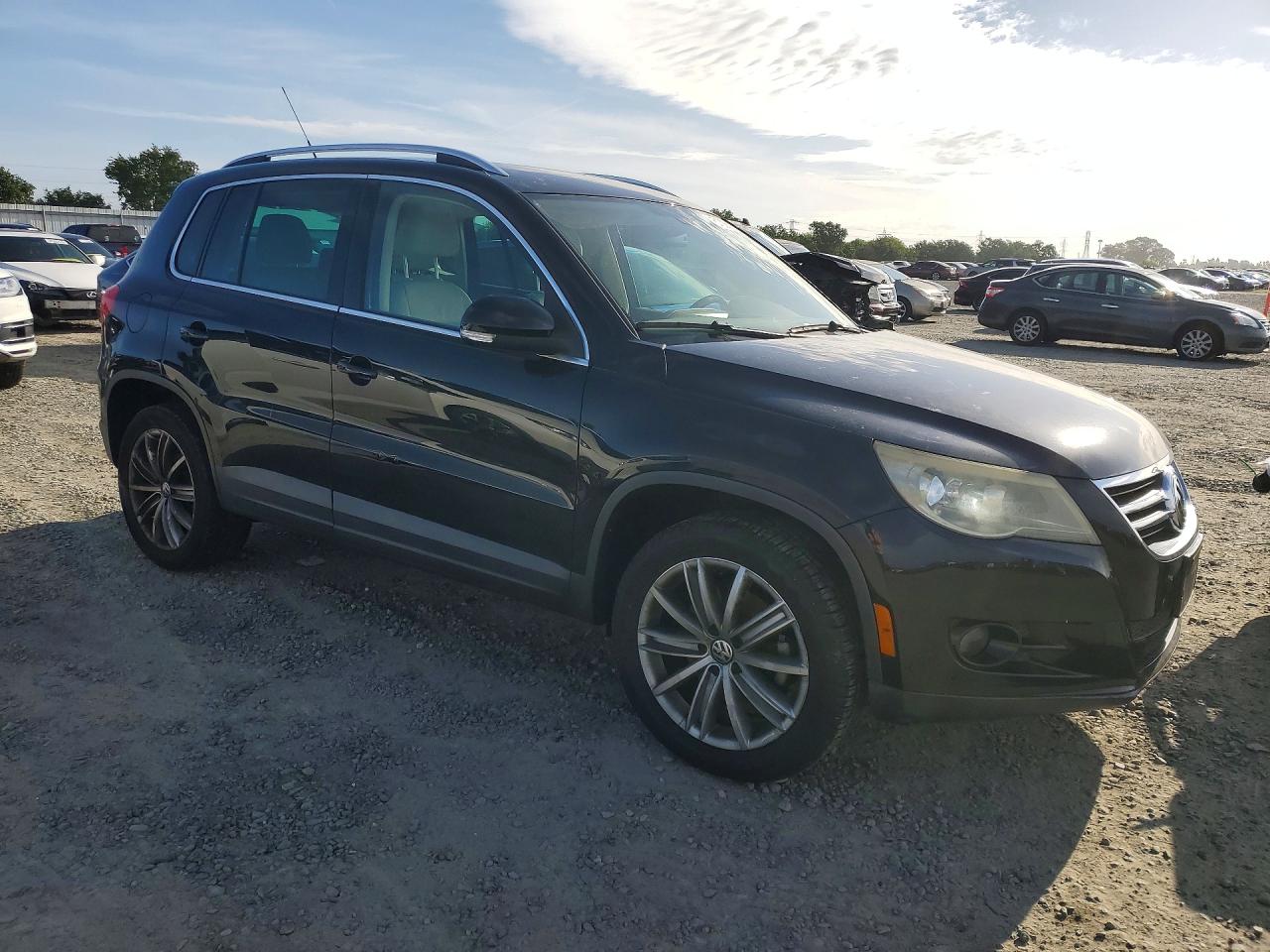 2010 Volkswagen Tiguan VIN WVGBV7AX8AW001079 photo 4