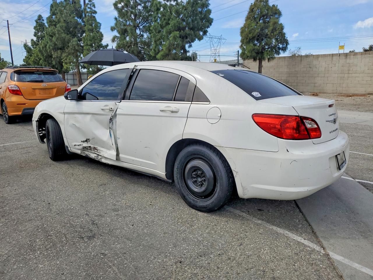 2010 Chrysler Sebring VIN 1C3CC4FB4AN105511 photo 2