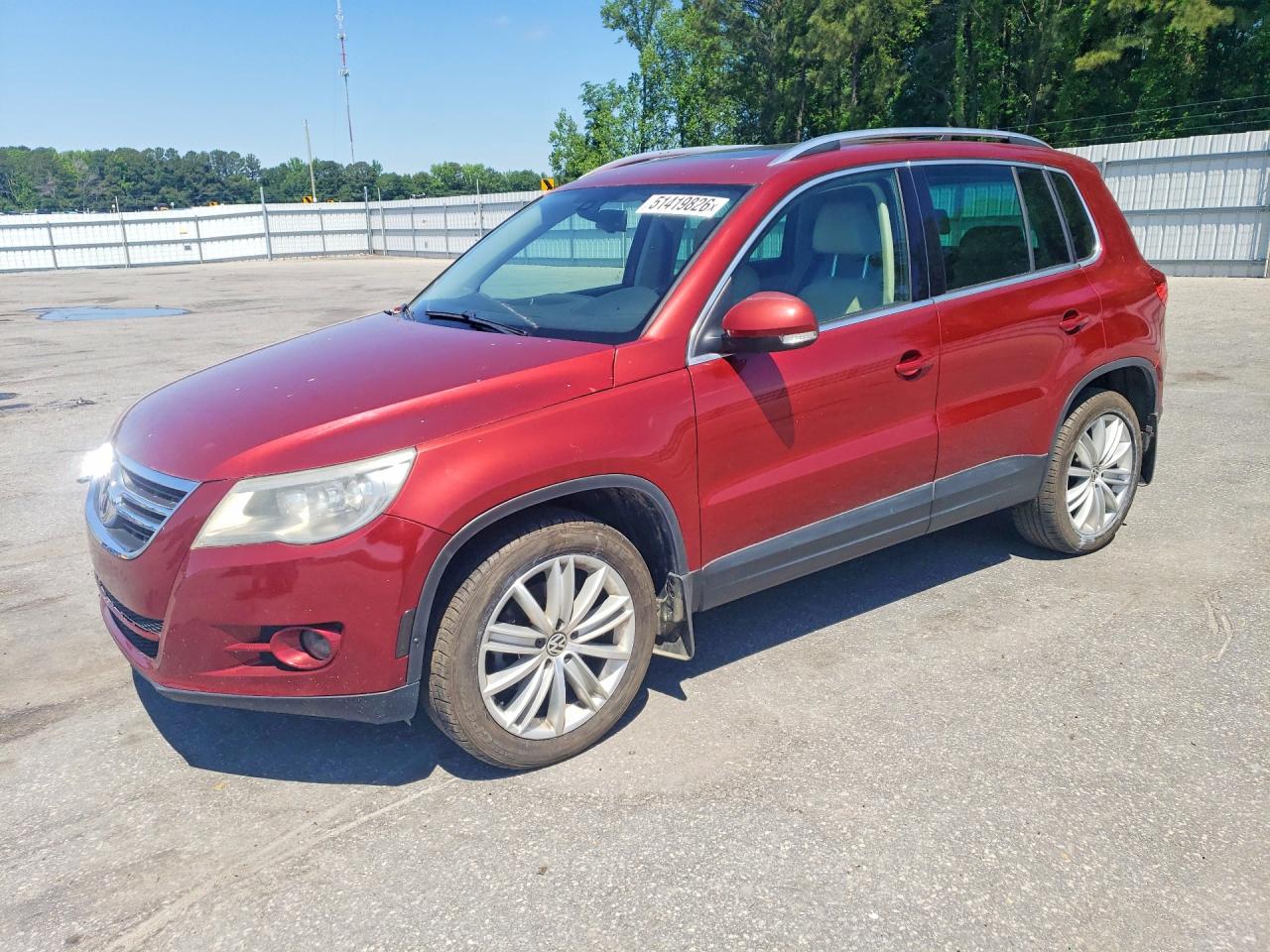 2011 Volkswagen Tiguan VIN WVGAV7AX2BW000832 photo 1