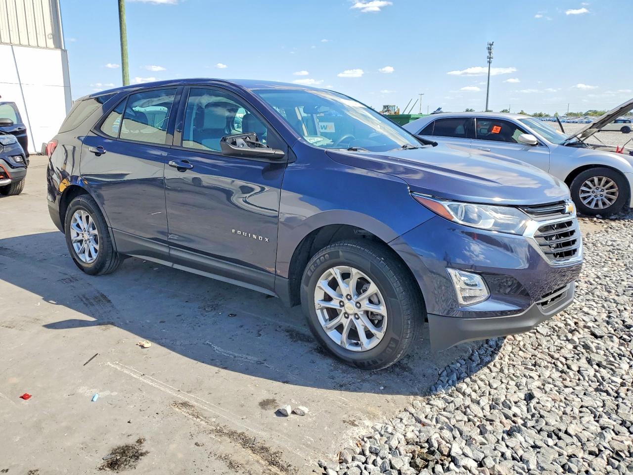 2018 Chevrolet Equinox VIN 3GNAXREV3JS523023 photo 4