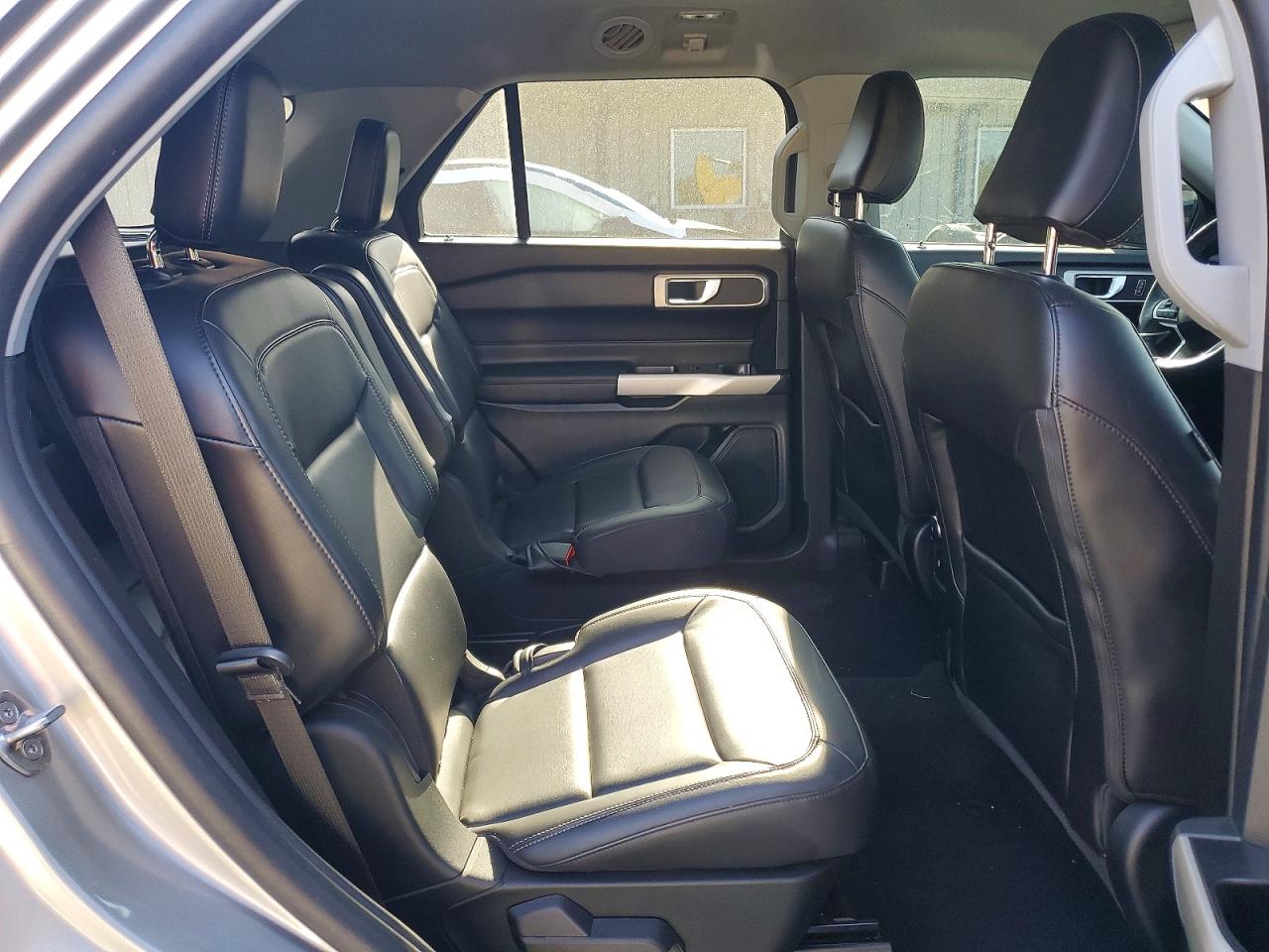 2021 Ford Explorer VIN 1FMSK7DH4MGC09990 photo 11
