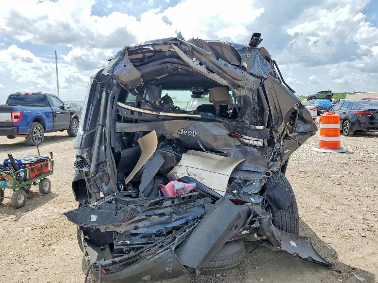 2025 Jeep Cherokee VIN 1C4RJJBG9S8724018 photo 6