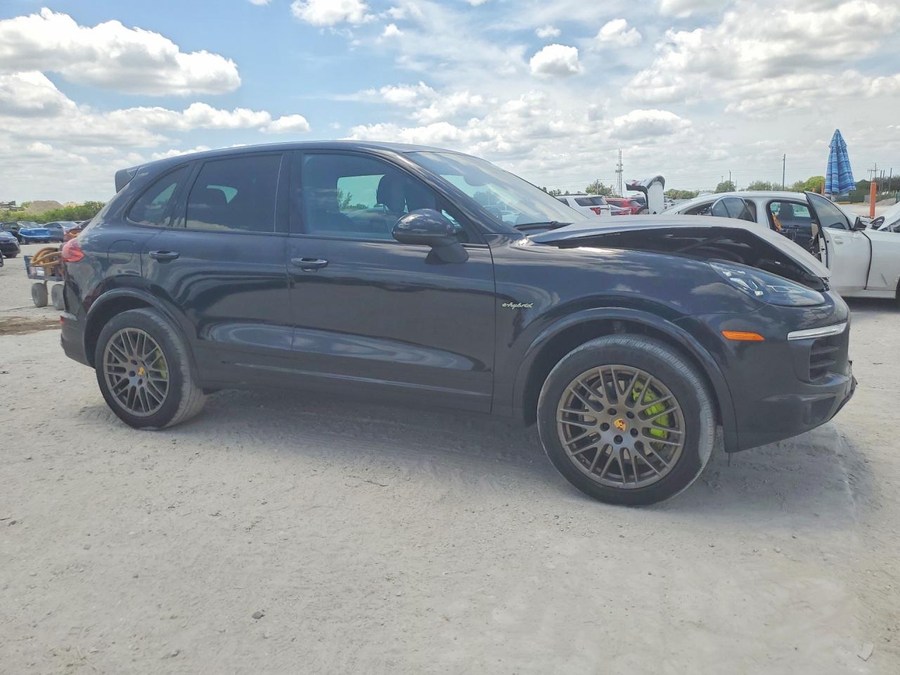 2017 Porsche Cayenne VIN WP1AE2A23HLA69534 photo 4