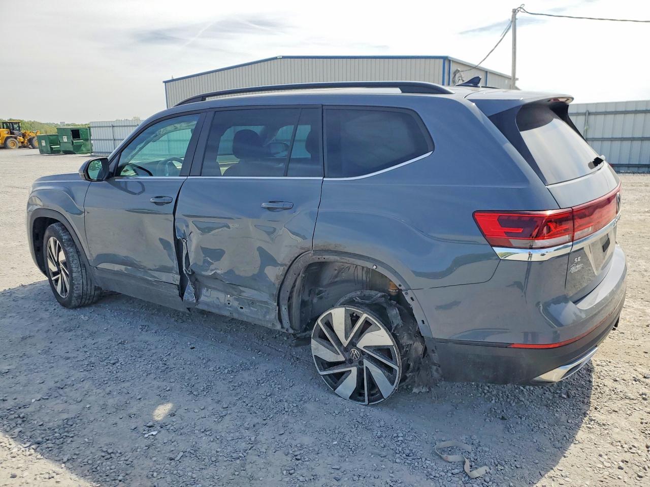 2025 Volkswagen Atlas VIN 1V2JR2CA9SC512513 photo 2