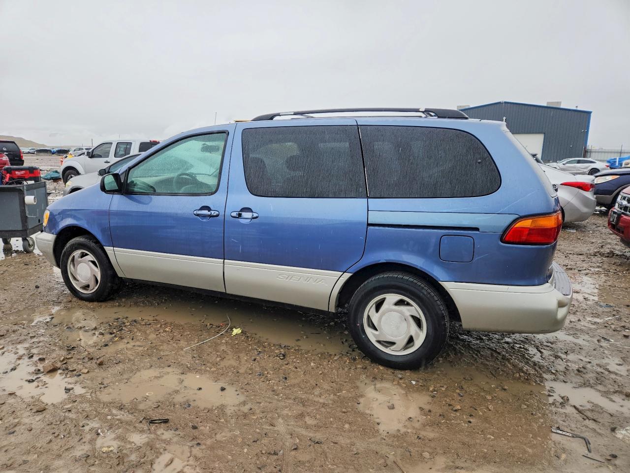 1999 Toyota Sienna VIN 4T3ZF13C6XU163890 photo 2