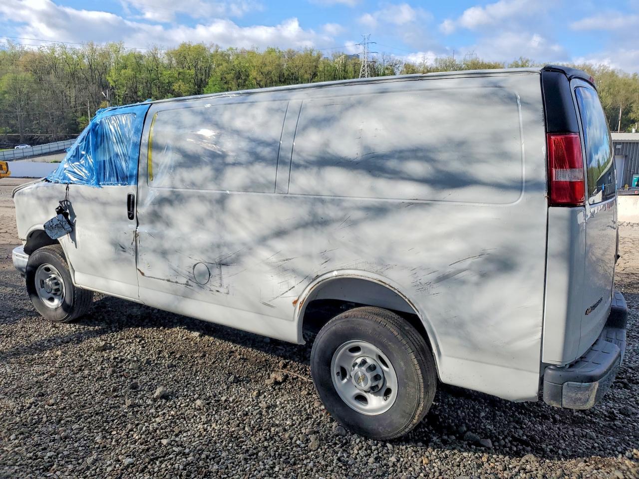 2025 CHEV Express VIN 1GCWGAFP3S1202053 photo 2