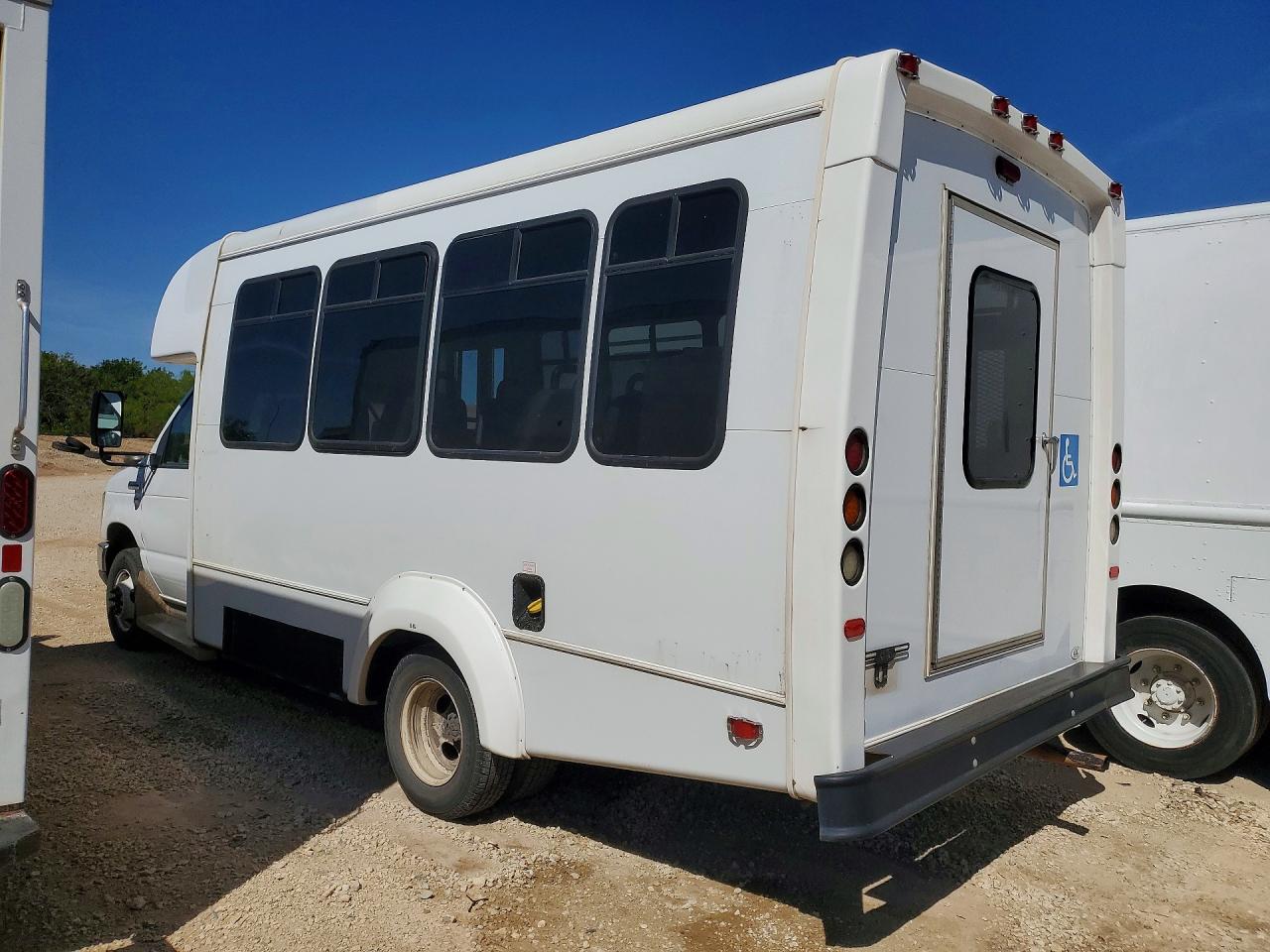 2016 Ford Econoline VIN 1FDEE3FL3GDC24131 photo 2