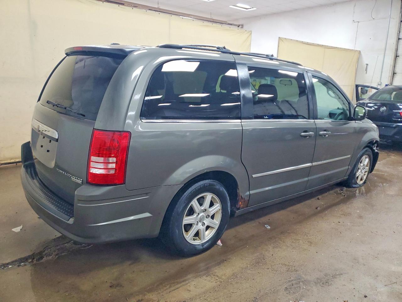2010 Chrysler Minivan VIN 2A4RR8DXXAR320947 photo 3