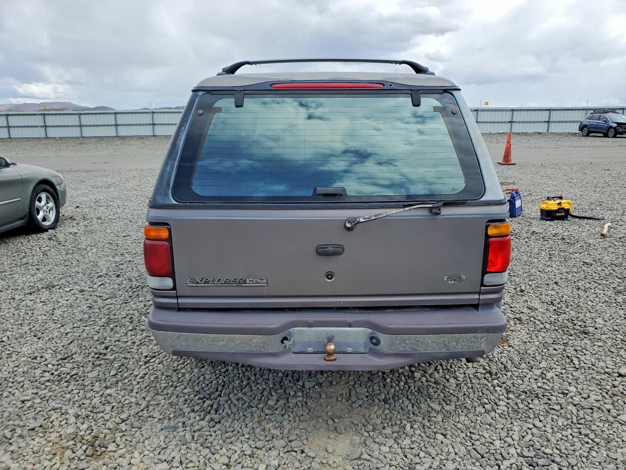 1996 Ford Explorer VIN 1FMDU34X0TZA79406 photo 6