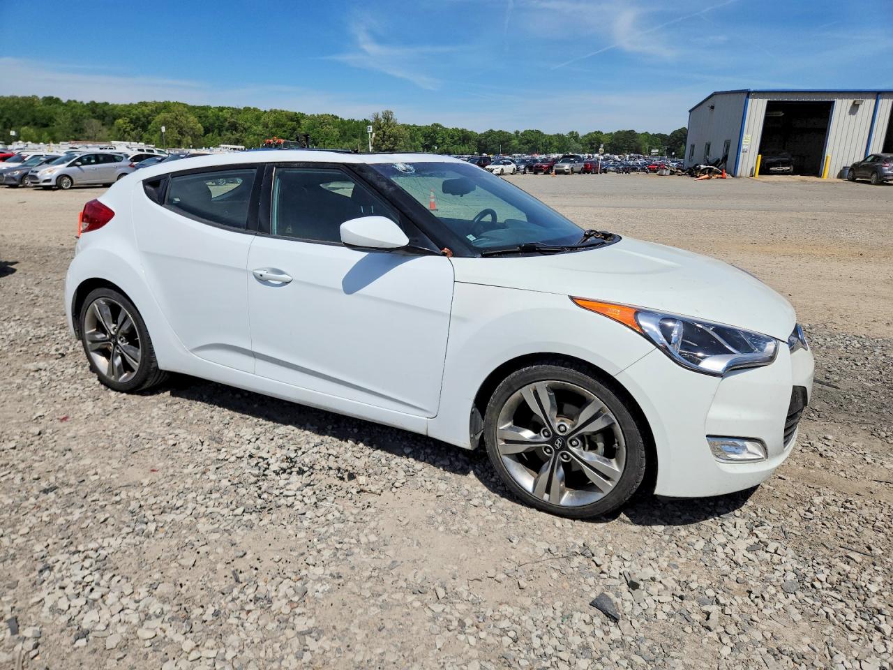 2017 Hyundai Veloster v VIN KMHTC6AD7HU320554 photo 4
