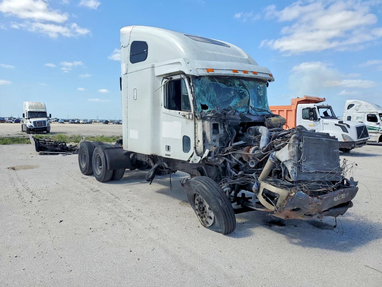 2004 FREIGHTLINER Conventional VIN 1FUJA6CG24LM38223 photo 1