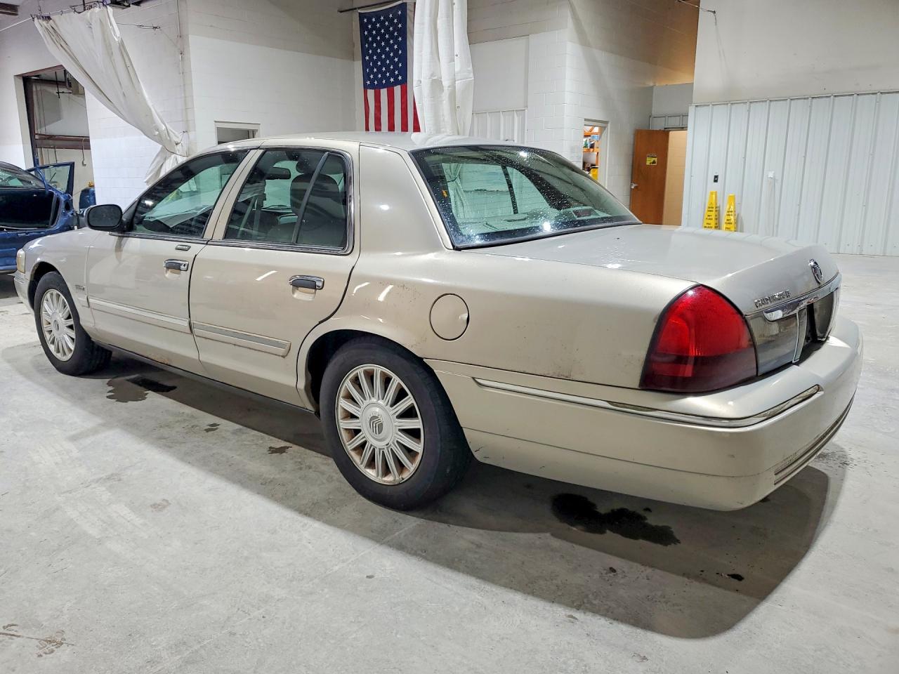 2010 Mercury Grmarquis VIN 2MEBM7FV0AX627646 photo 2