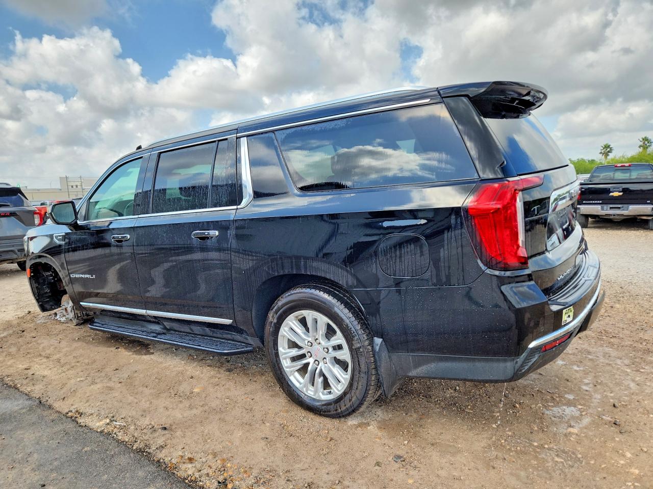 2021 GMC Yukon VIN 1GKS1GKD1MR463740 photo 2